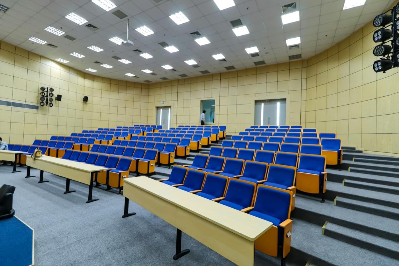 Auditório universitário com fileiras de cadeiras