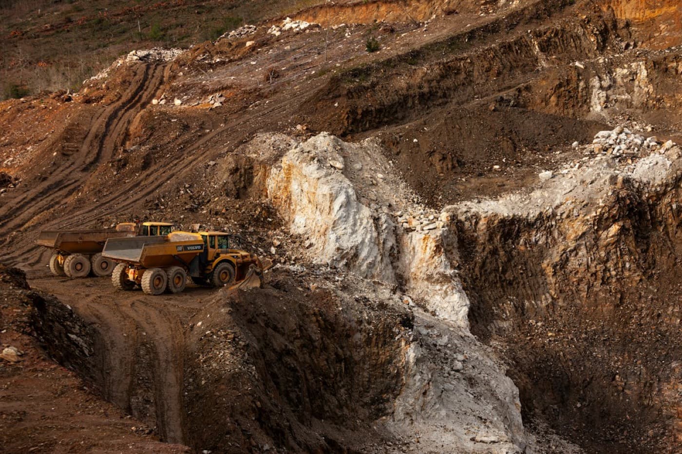 Caminhões de mineração em cava a céu aberto